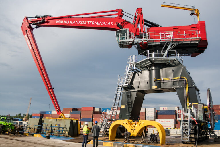 MIT acquired the largest electric hydraulic crane in the Baltics